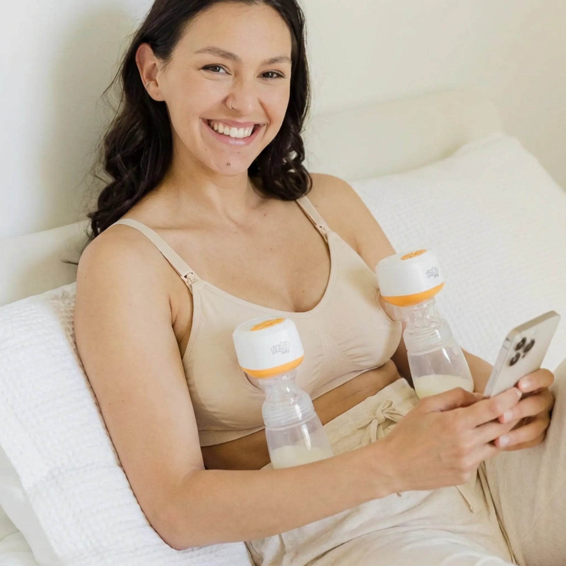 Mãe usando a bomba tira-leite elétrica Mamatela com conforto e discrição, ideal para rotina leve e prática.