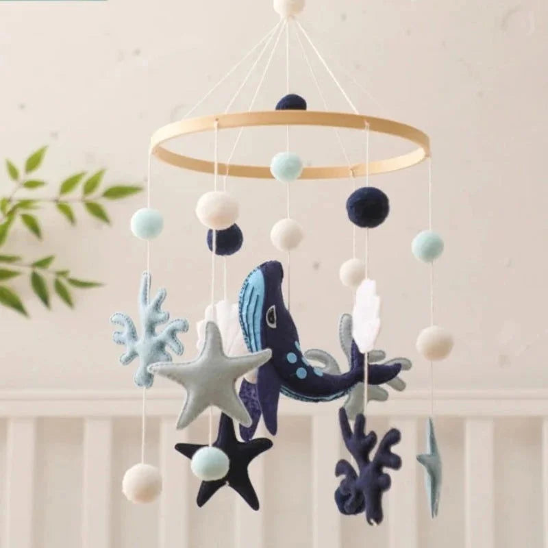 Mobile de Pelúcias e pompons para Berços - MAMATELA