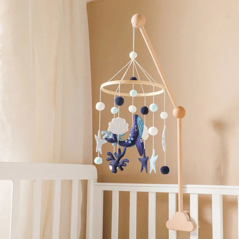 Mobile de Pelúcias e pompons para Berços - MAMATELA
