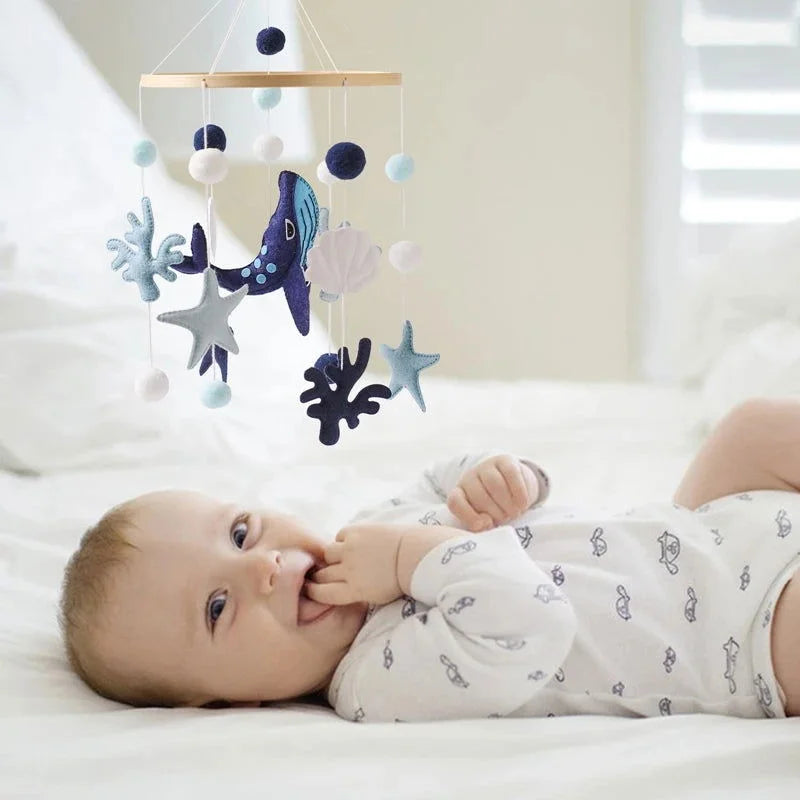 Mobile de Pelúcias e pompons para Berços - MAMATELA