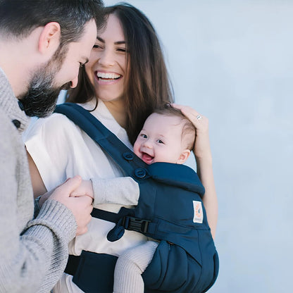 Mãe usando canguru ergonômico Ergobaby com bebê de frente em posição segura