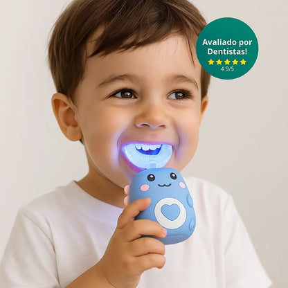 Criança usando escova de dente elétrica infantil UTootch 360° – escova infantil elétrica segura e divertida
