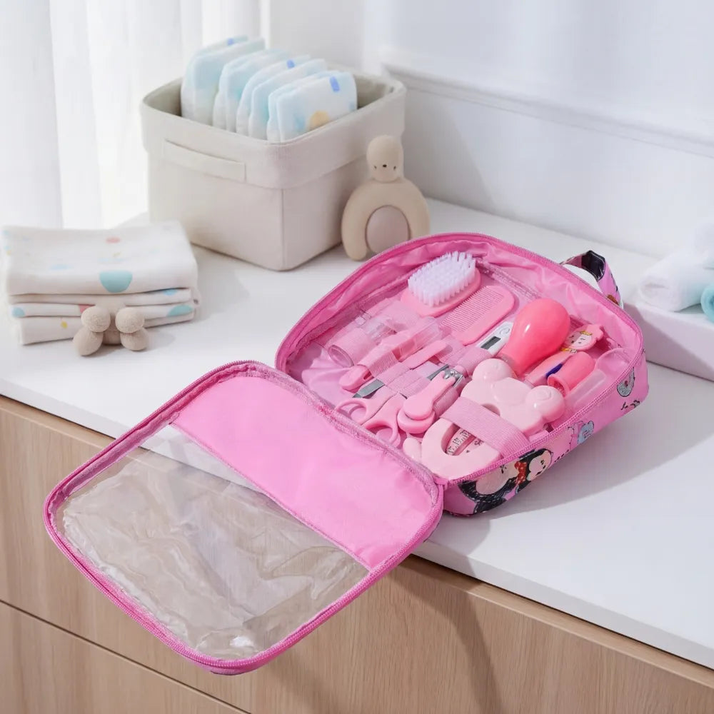 kit higiene para bebê com estojo organizador aberto, ideal para manter os cuidados do bebê organizados no quarto