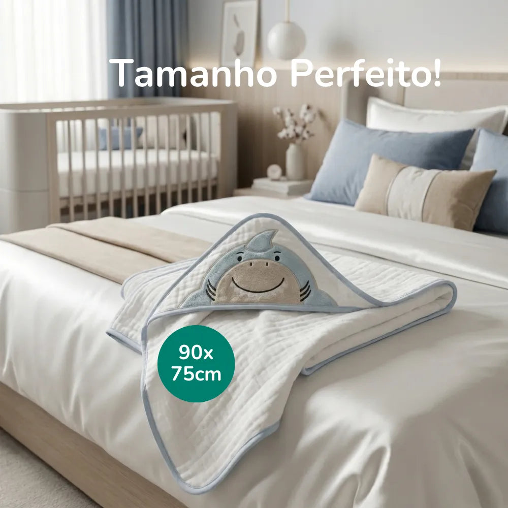 Toalha de banho bebe recem nascido estendida sobre o berço, mostrando o tamanho generoso de 90x75cm.