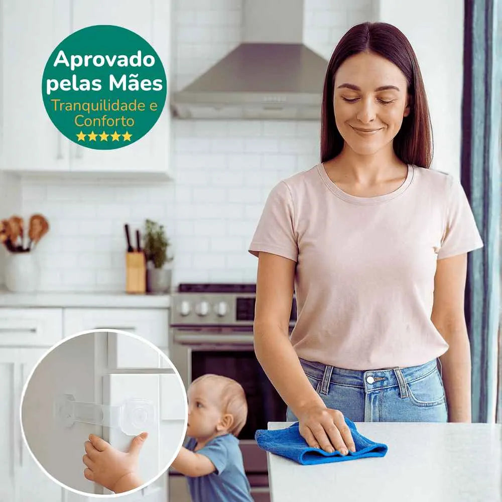 Trava de gaveta bebê instalada no armário, aprovada pelas mães para segurança infantil.