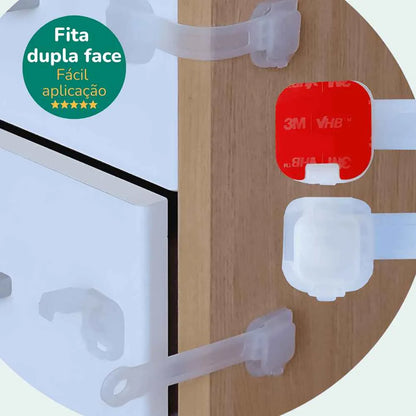 Trava para gaveta bebê Baby Safe com fita dupla face mostrando facilidade de aplicação.
