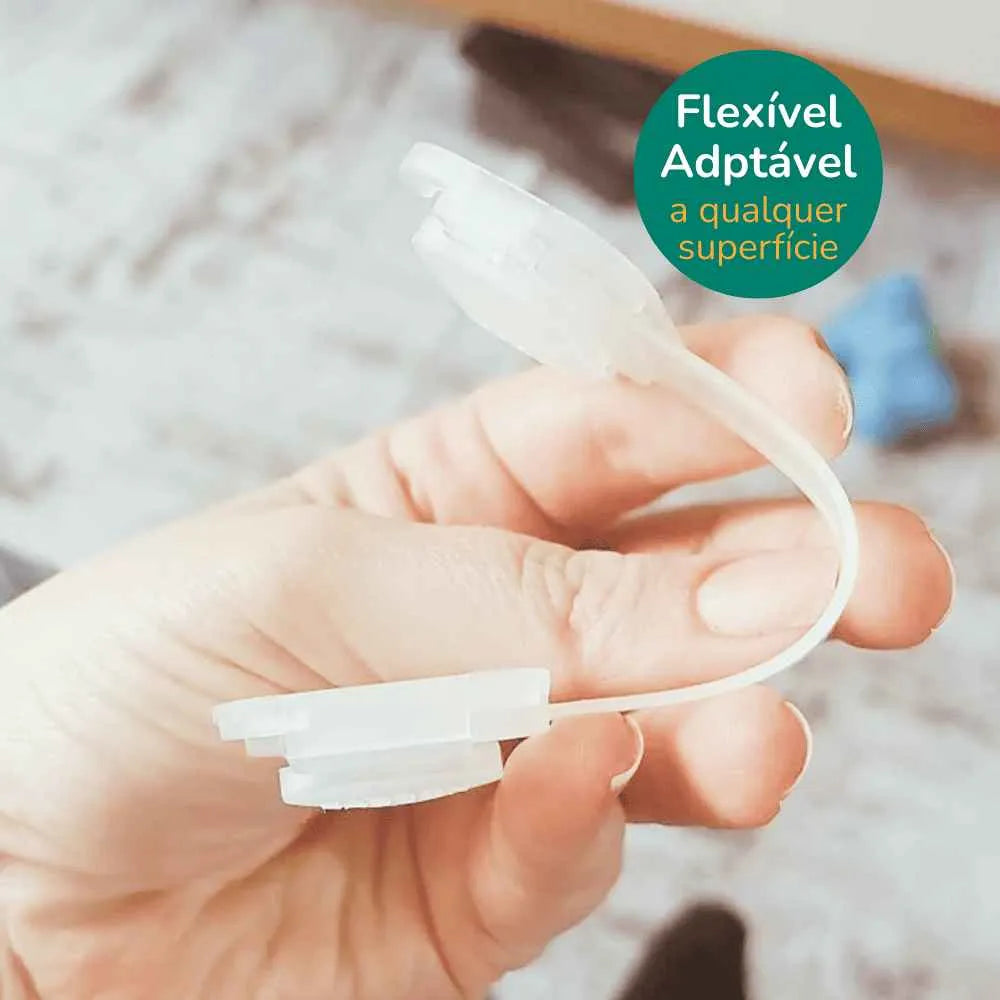 Trava para gaveta bebê Baby Safe sendo dobrada, mostrando flexibilidade e adaptação a qualquer superfície.